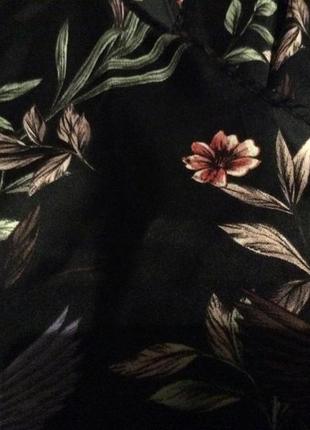 Нарядна чорна блузка  квітковий принт3 фото