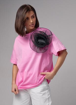 Женская трикотажная футболка с объемным цветком5 фото
