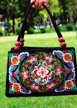 Жіноча сумка з квітковою вишивкою