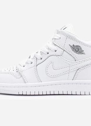 Оберіть стильні кросівки jordan 1 white