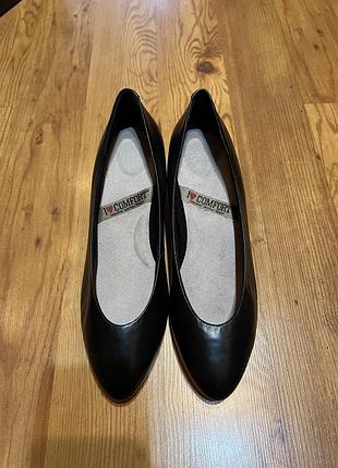 Чорні шкіряні туфлі