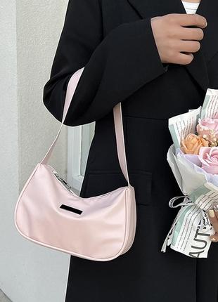 Компактная светло-розовая сумочка багет1 фото