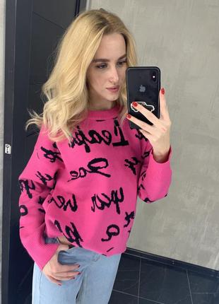 Розовый свитер с надписями3 фото