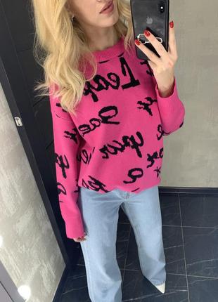 Розовый свитер с надписями
