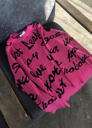 Розовый свитер с надписями2 фото