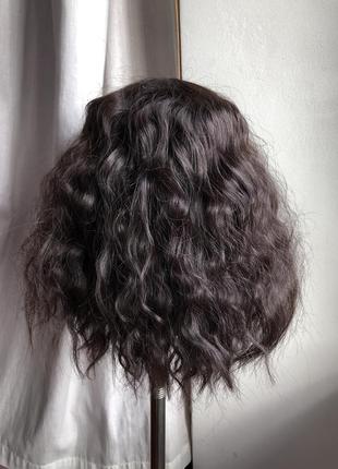 Штучна перука з чолкою чубом хвилясте кучеряве волосся хвилястий кучерявий короткий темний темно коричневий2 фото