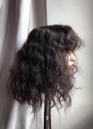 Штучна перука з чолкою чубом хвилясте кучеряве волосся хвилястий кучерявий короткий темний темно коричневий4 фото