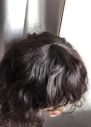 Штучна перука з чолкою чубом хвилясте кучеряве волосся хвилястий кучерявий короткий темний темно коричневий5 фото