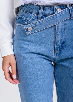 Женские джинсы мом с косым декоративным поясом3 фото