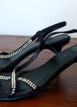 Босоножки с камнями next