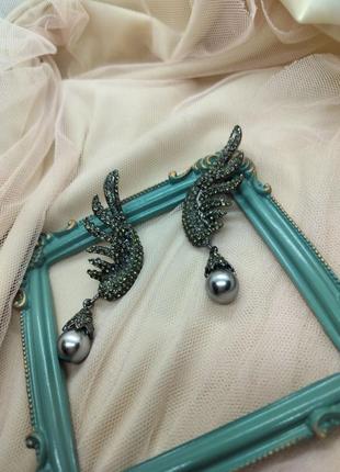 Крупные роскошные серьги крылья феникса с подвеской черная жемчужина