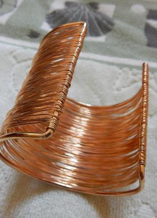 Красивый модный браслет