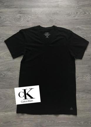 Очень стильная черная мужская футболка оригинал в идеальном состоянии от calvin klein