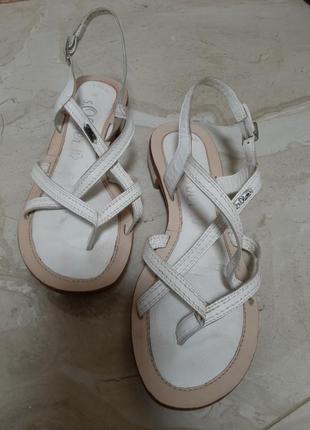 Кожаные босоножки