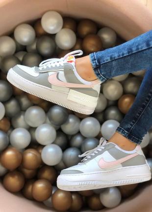 Прекрасные женские кроссовки nike air force 1 серые с белым