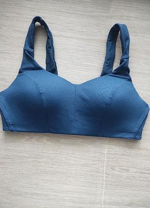 Красивый спортивный топ