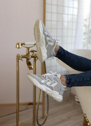 Класні жіночі кросівки adidas ozweego сріблясті5 фото