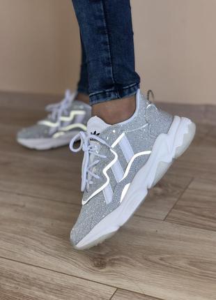 Класні жіночі кросівки adidas ozweego сріблясті1 фото