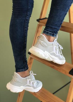 Класні жіночі кросівки adidas ozweego сріблясті7 фото