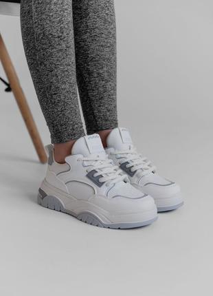 Женские белые кроссовки с серыми вставками6 фото