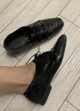 Шкіряні лаковані туфлі, лофери2 фото