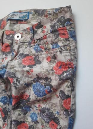 Джинсы, красивые актуальные брюки в цветочный принт3 фото