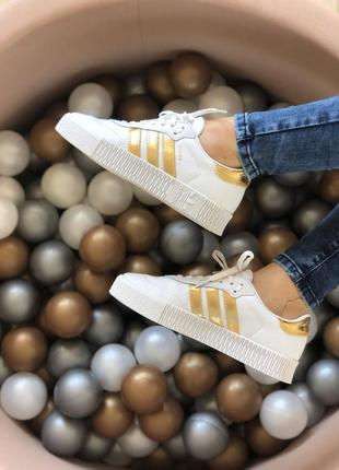 Шикарні жіночі кросівки adidas samba білі з золотом4 фото