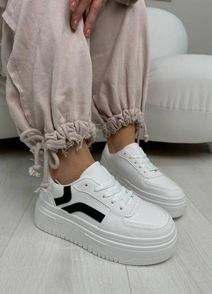 Білі базові жіночі кросівки кеди на високій підошві потовщеній