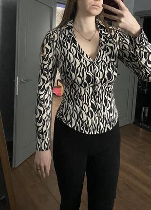 Блуз-рубашка черно-белая с воротником и пуговицами4 фото