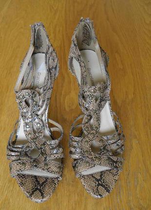 Босоніжки кожзам розмір 39 стелька 25,7 см graceland