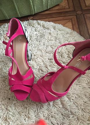 Шикарні високі босоніжки