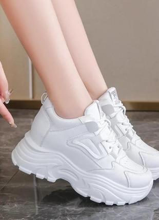 Білі жіночі кросівки