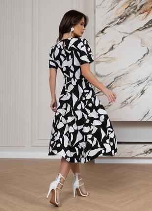 Черно-белое платье миди классического кроя3 фото