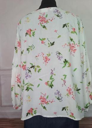 Белая блузка из вискозы в цветах18мазмер2 фото