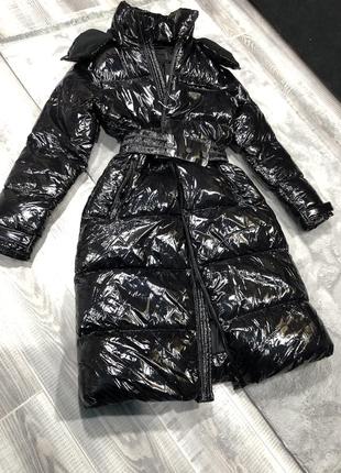 Пуховик черный лаковый женский prada черное длинное пальто1 фото