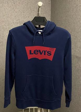 Синяя толстовка от бренда levis