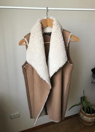 Комбинированная жилетка с мехом и вязаной теплой спинкой1 фото