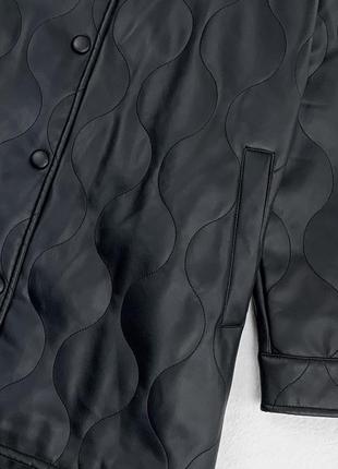 Черная утепленная стеганая кожаная куртка3 фото