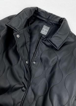 Черная утепленная стеганая кожаная куртка5 фото