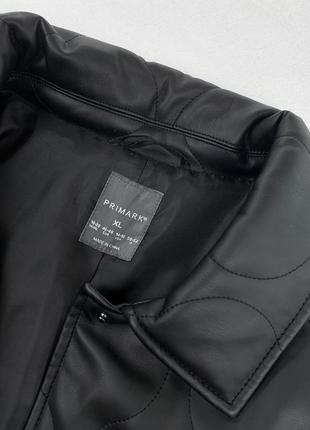 Черная утепленная стеганая кожаная куртка6 фото