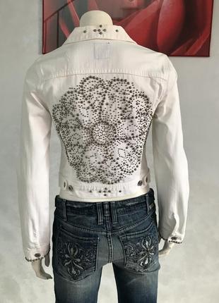 Оригинальная белая джинсовая куртка с металлическим декором 44