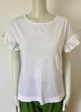 Футболка біла з гарно оздобленими пайотками sfera