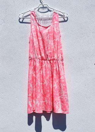 Яркое лёгкое летнее розовое платье с кружевом на спине gemo франция