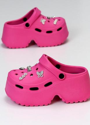 Эффектные ультра модные легкие розовые кроксы на платформе декор джибитсы 207442 фото