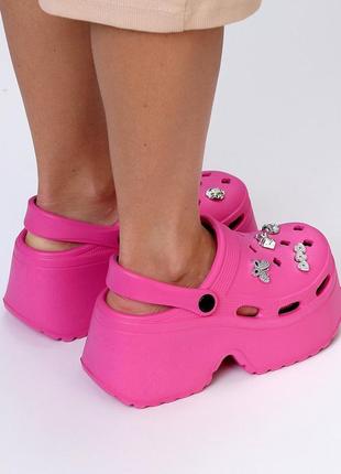 Эффектные ультра модные легкие розовые кроксы на платформе декор джибитсы 207448 фото