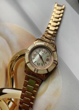 Золотистые часы со стразами и перламутровыми вставками dmq2 фото