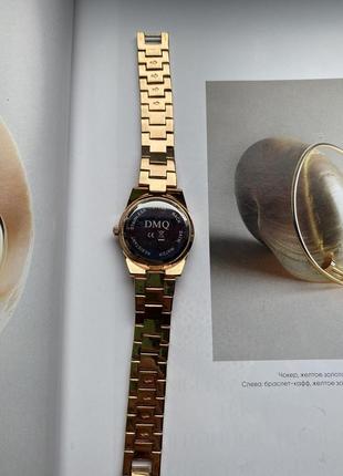 Золотистые часы со стразами и перламутровыми вставками dmq5 фото