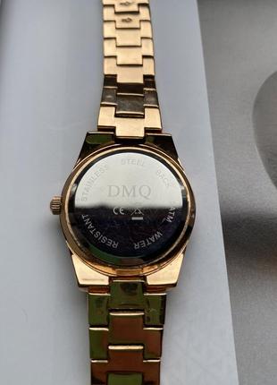 Золотистые часы со стразами и перламутровыми вставками dmq6 фото