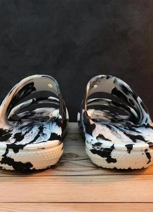 Крокс шльопанці мраморні слайди чорні crocs classic crocs marbled sandal white/black3 фото