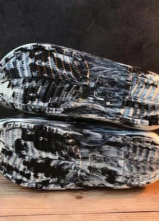 Крокс шльопанці мраморні слайди чорні crocs classic crocs marbled sandal white/black6 фото